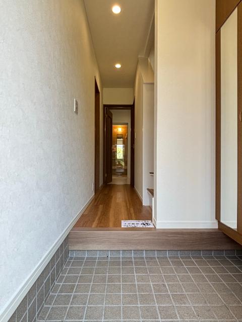 八潮市垳中古戸建 玄関