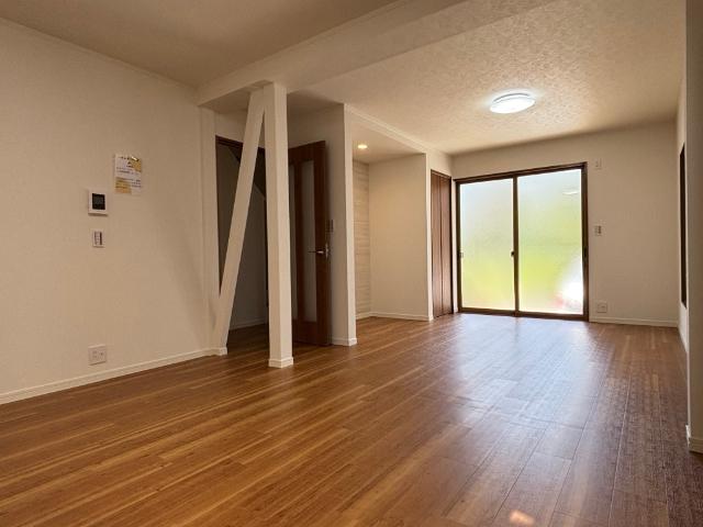 八潮市垳中古戸建 リビング