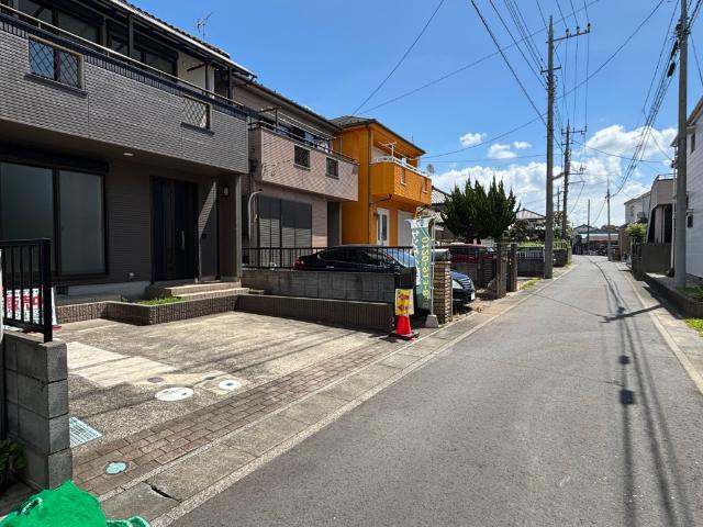 八潮市垳中古戸建 前面道路含む現地写真