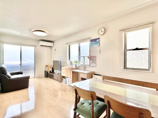 昭島市郷地町２丁目戸建 リビング