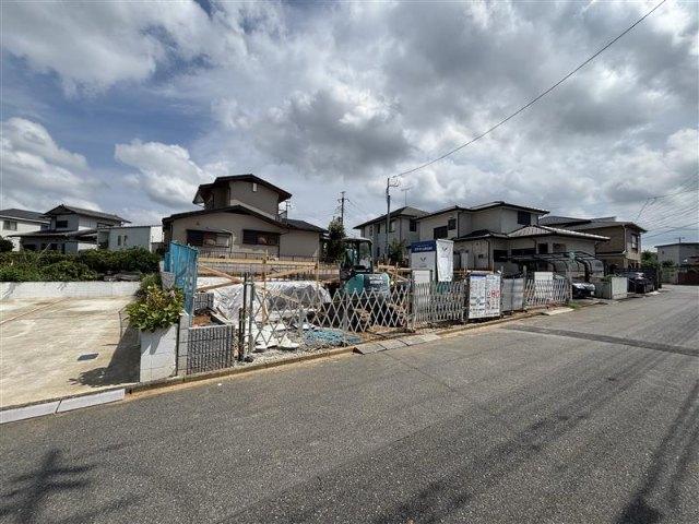 グラファーレ成田市吾妻９期新築戸建　２号棟 前面道路含む現地写真