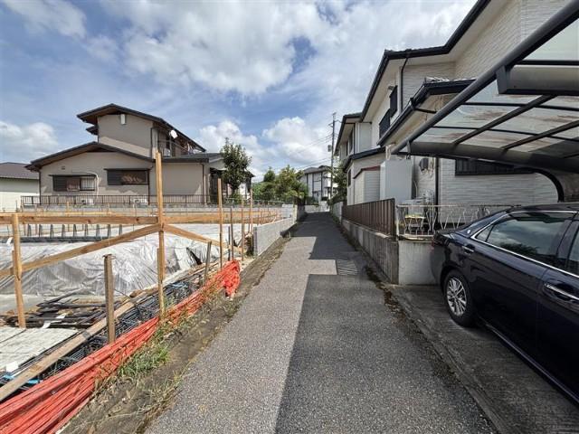 グラファーレ成田市吾妻９期新築戸建　２号棟 前面道路含む現地写真