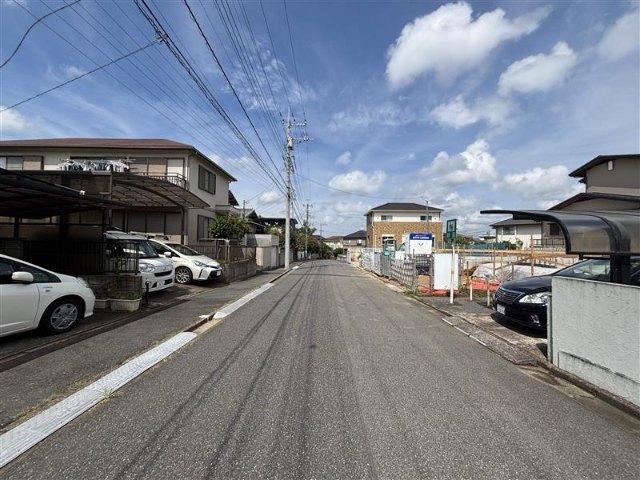 グラファーレ成田市吾妻８期　２号棟 前面道路含む現地写真