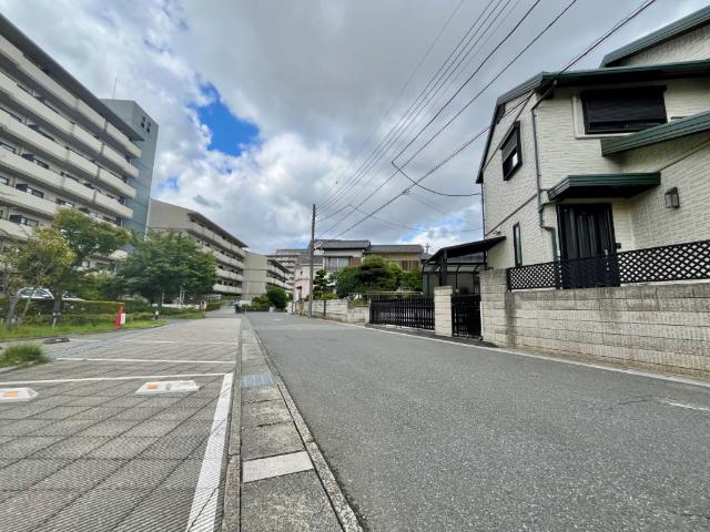 リノア新松戸２号棟 前面道路含む現地写真