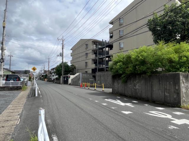 リノア新松戸２号棟 前面道路含む現地写真