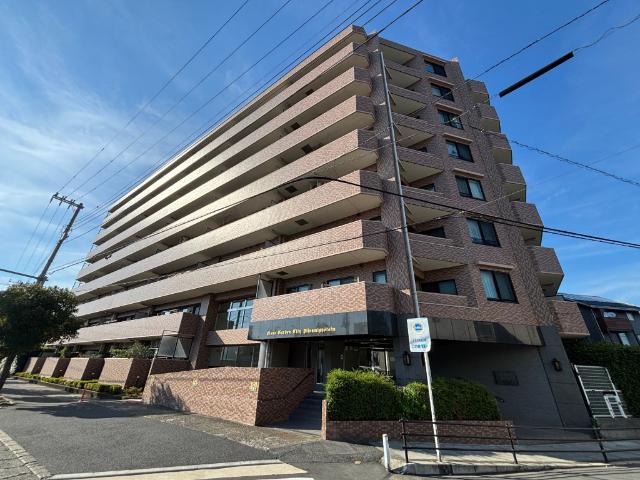 重厚感のあるタイル張りの外観