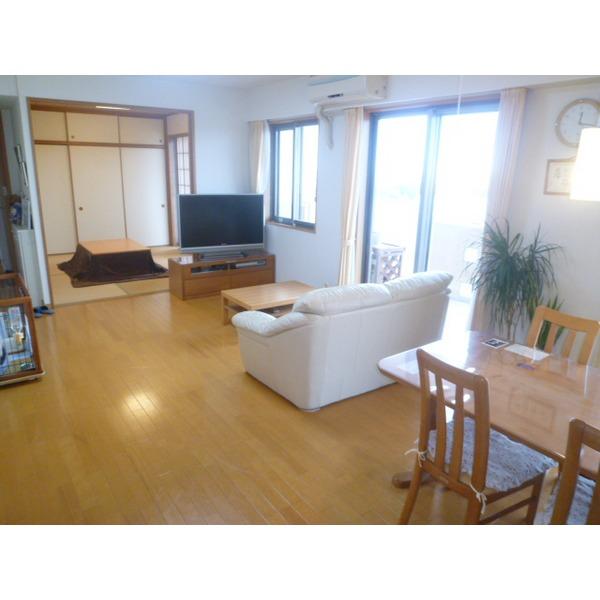 非常に明るいリビングです