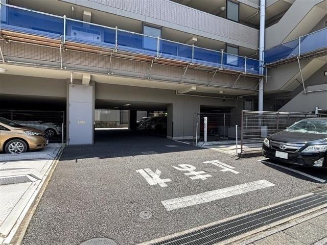 シャルム東川口伍番館 駐車場