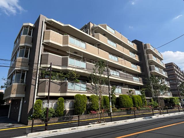 歩道も整備された通りに面しており、駅まで