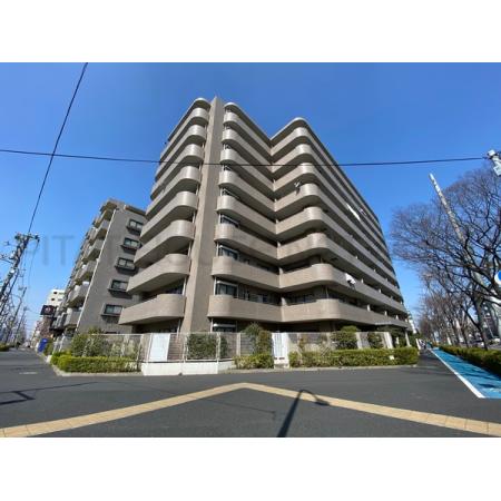 東・南・西の三方角地に佇む堂々たる外観。