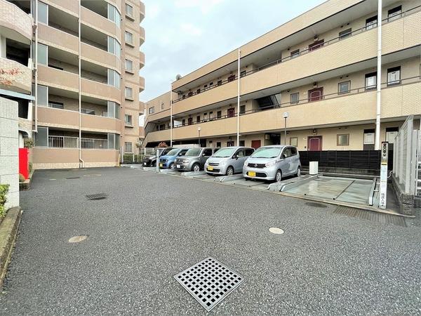 ローヤルシティ鶴瀬 駐車場
