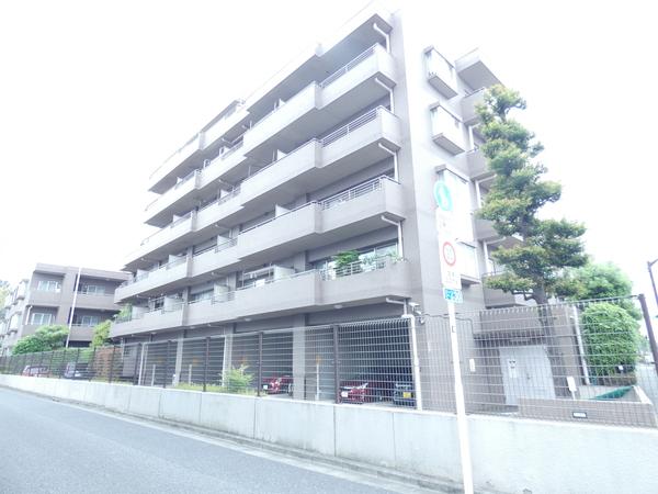 バルコニー側は道路があるため日当たりが確