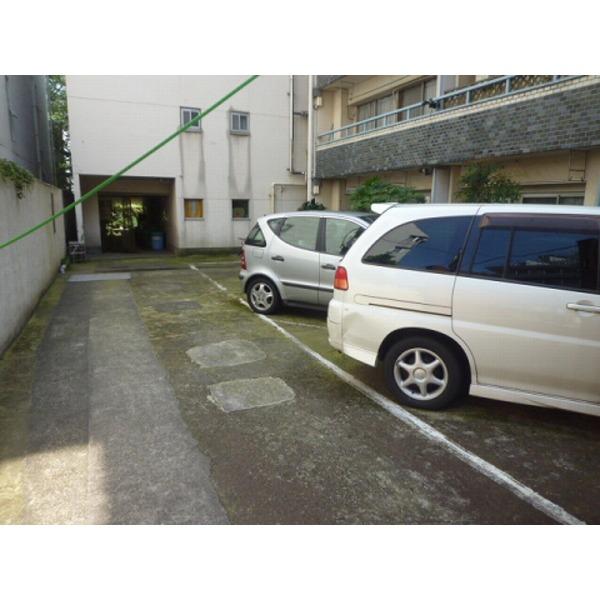 成城コーポ 駐車場