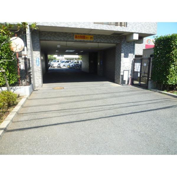 市川東パーク・ホームズ 駐車場