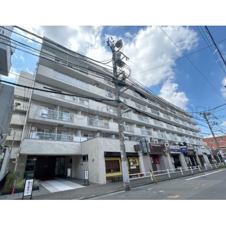 エントランス改修されており、マンションの