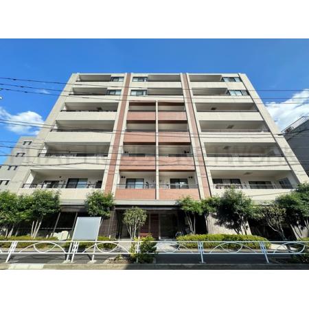 前面は道路で開けており歩道も整備され安心
