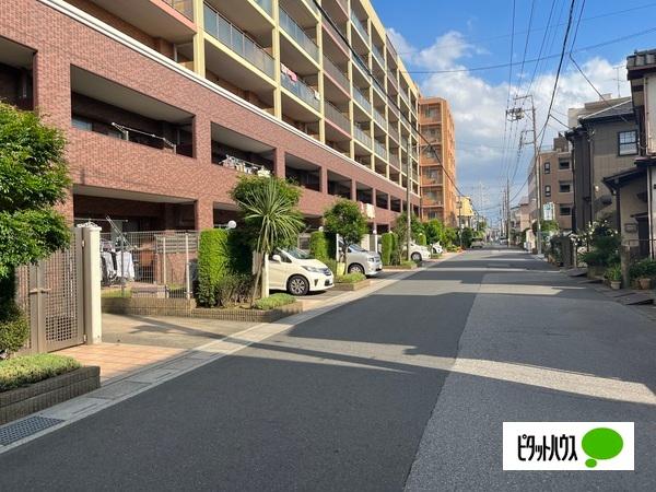 ゼファー新越谷リビーノ 駐車場