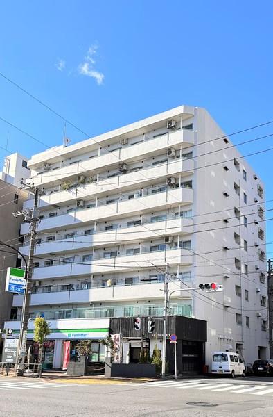 通り沿いに面した好立地。充実の周辺施設。