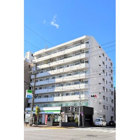 通り沿いに面した好立地。充実の周辺施設。