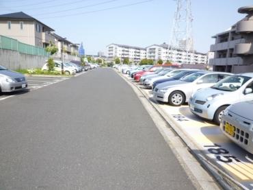 ライブ・アート春の道３号棟 駐車場