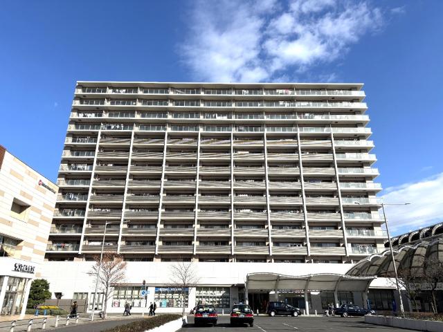 八潮駅前に佇む目を引くマンションです