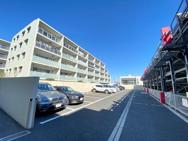 プレサンスロジェ横濱天王町 駐車場