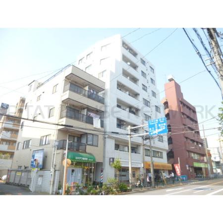 重厚感のあるタイル張りの外観