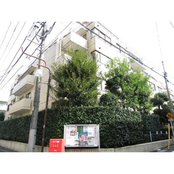 角地に建つ日当たり良好なマンション