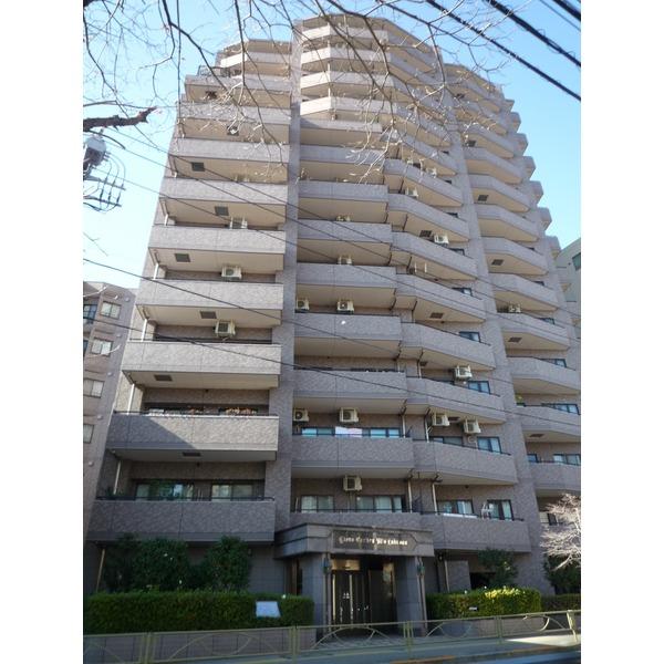 高台に佇む高級感のあるマンションです