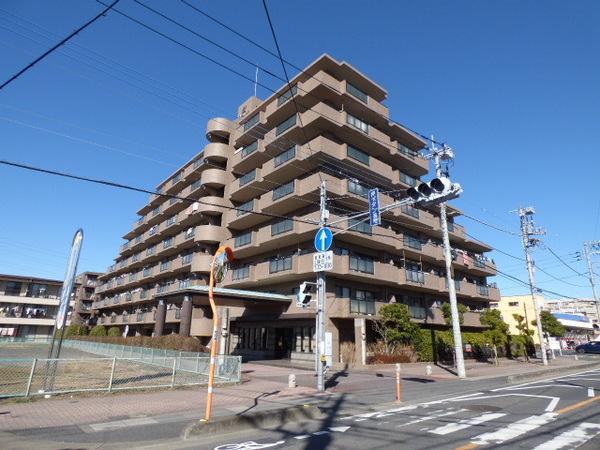 気品のある、総磁器タイル張りの優雅な外観