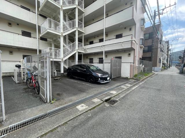 ライオンズマンションヨコハマ戸部 駐車場