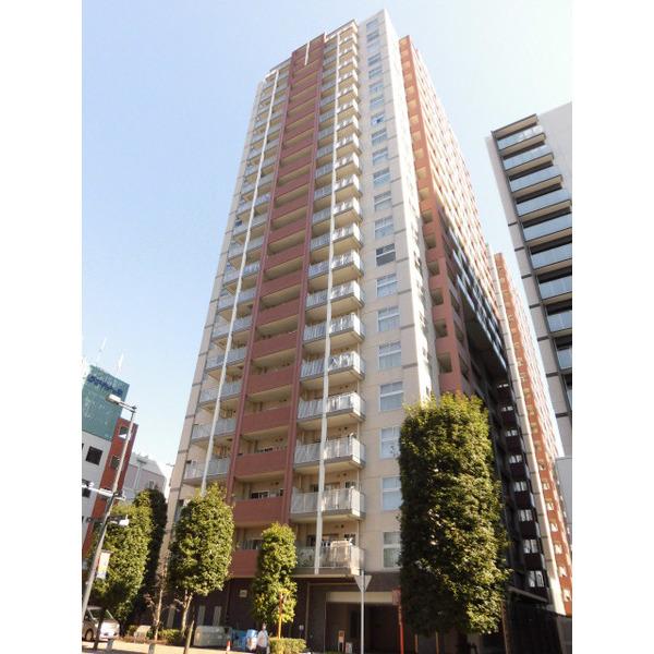 端正に聳え立つシンメトリーデザインは、「