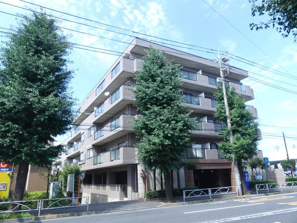 甲州街道沿いで駅までのアクセス良好