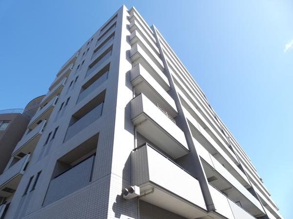 白を基調としたタイル張りマンション