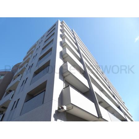 白を基調としたタイル張りマンション