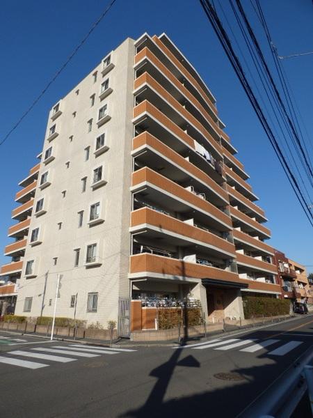 ブラウンオレンジが華やかな建物外観。目の