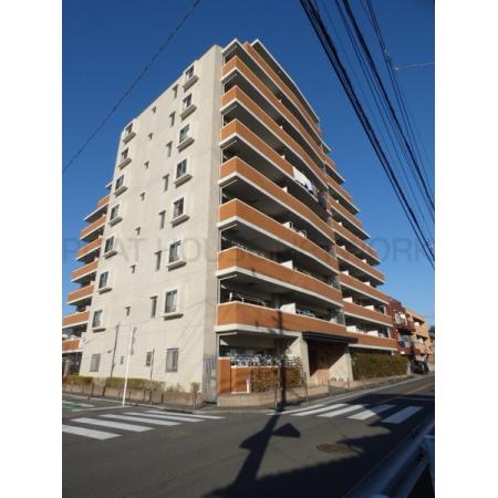 ブラウンオレンジが華やかな建物外観。目の
