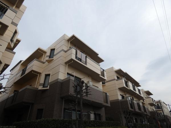 ゆとりの土地を誇る低層邸宅！