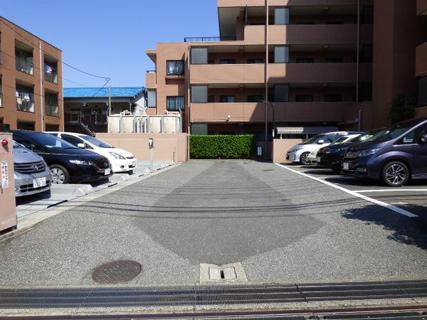 コスモ本八幡シティフォルム 駐車場