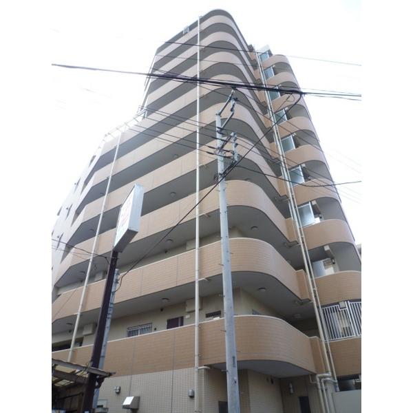 駅まで一本道の通り沿いに位置するグラード