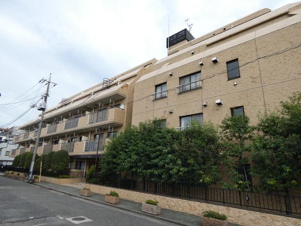 閑静な住宅街に佇む、外観タイル貼り新耐震