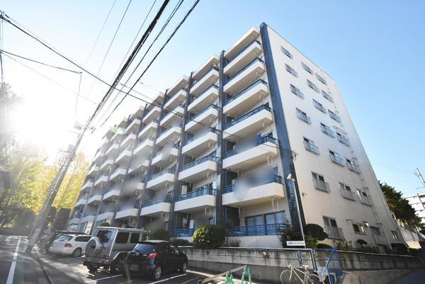 外観：白と青のコントラストがお洒落なヴィ