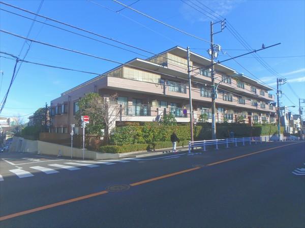 重厚感ある低層マンション