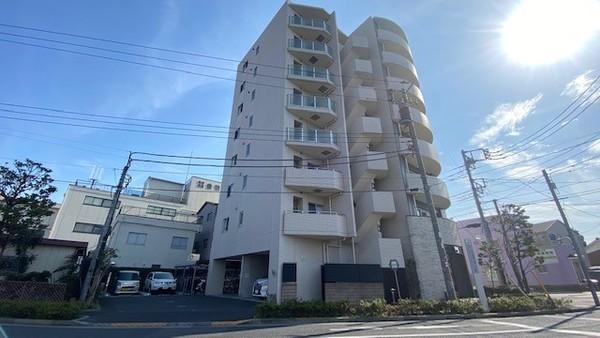 重厚感のあるタイル張りの外観