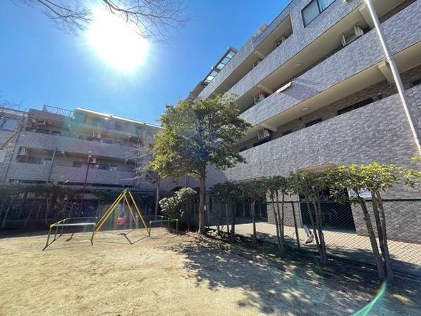 目の前が公園でエントランス・建物の周りも