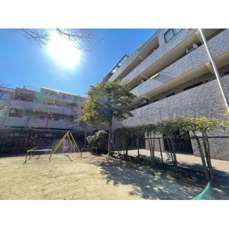 目の前が公園でエントランス・建物の周りも