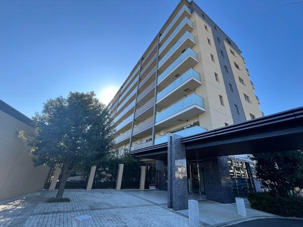 車寄せもついており、雨の日は濡れずに荷物