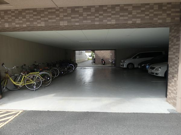 ルピナス大倉山 駐車場
