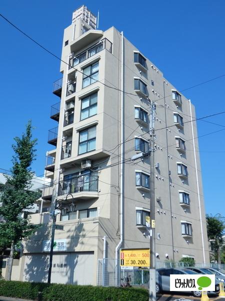 三鷹通り沿いに面した物件です。（住戸は三