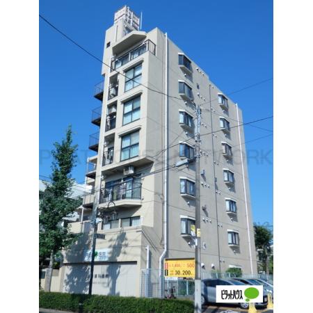 三鷹通り沿いに面した物件です。（住戸は三